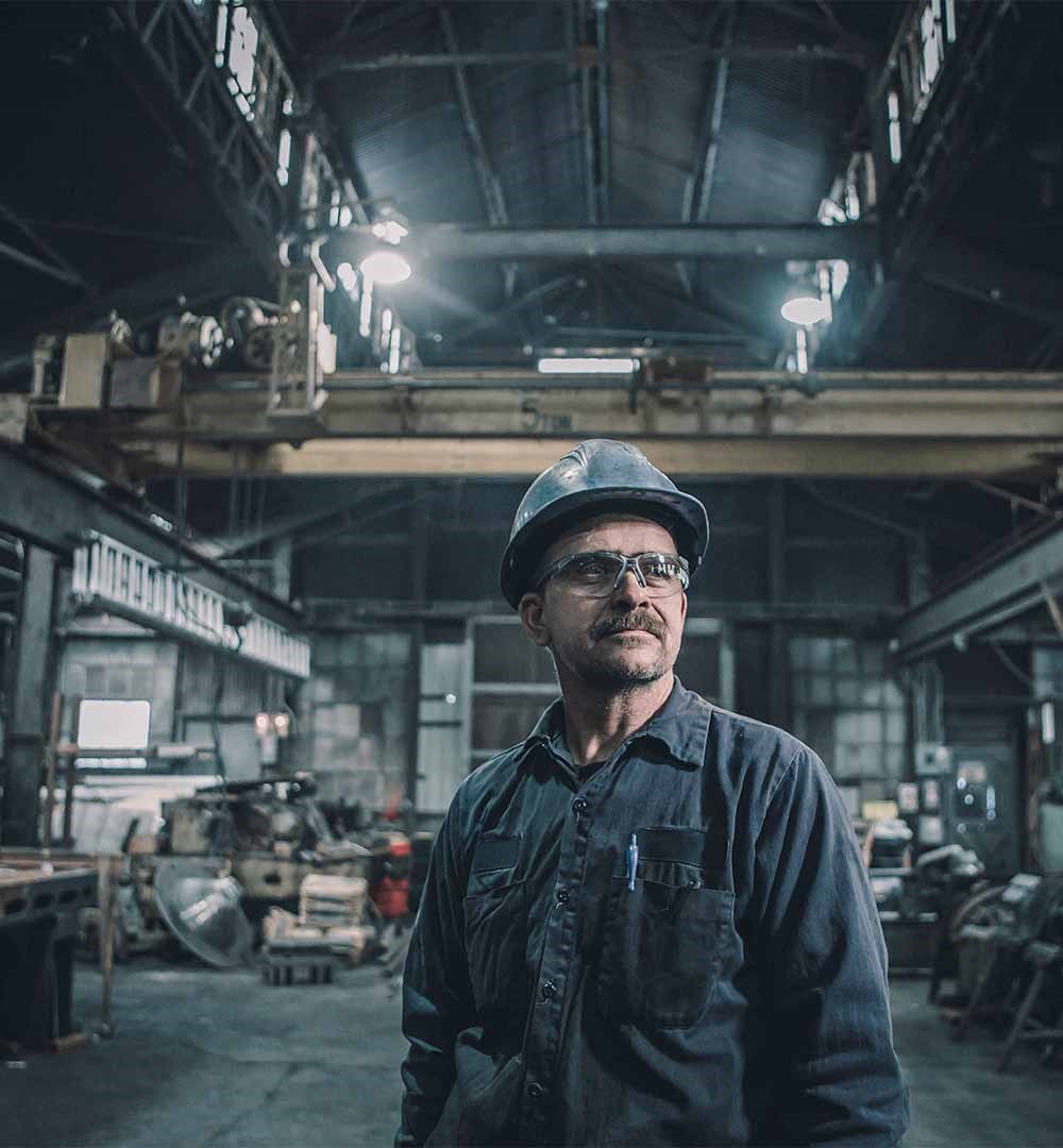 Photo d'un technicien Simplex dans un atelier qui s'occupent de l'entretien planifié des équipements pour réduire les risques de bris.