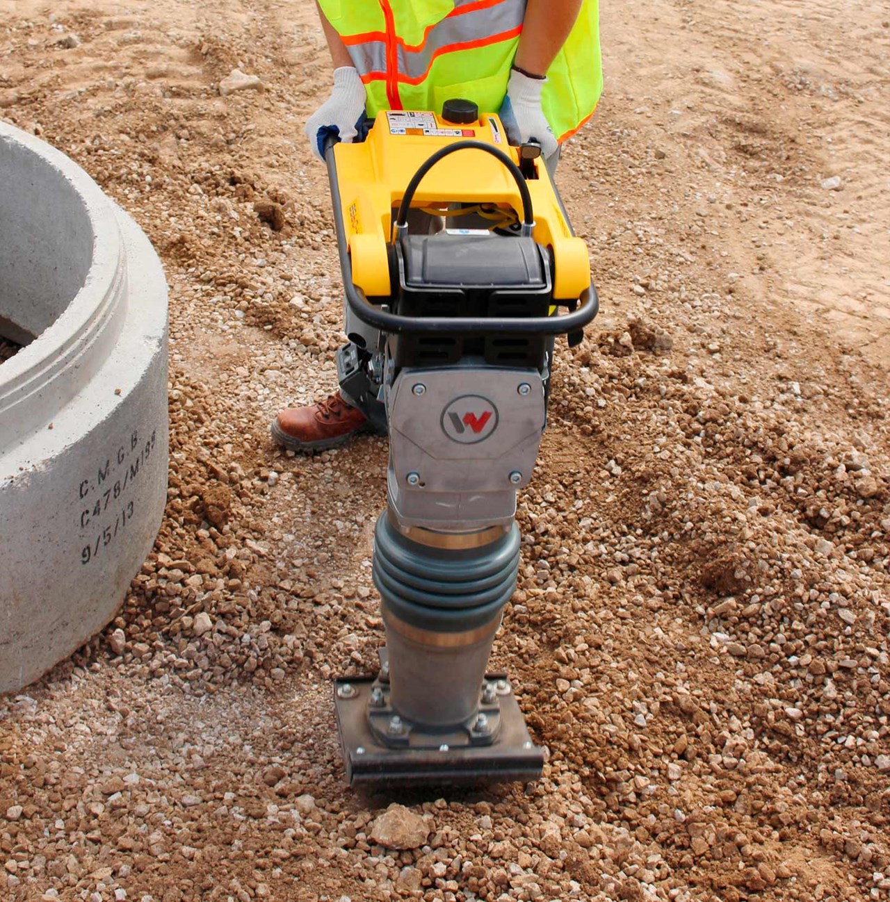 Compacteur sauteur diesel sur un chantier de construction routiers.