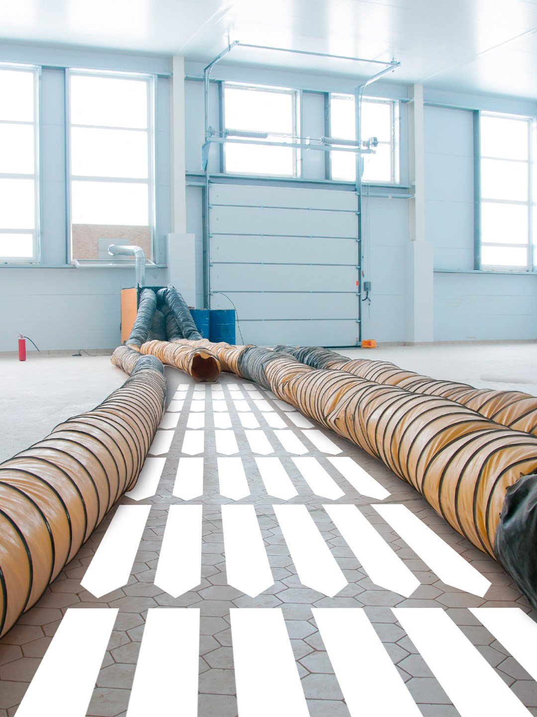 Photo de tuyaux qui sont à l'intérieur d'un chantier en construction et qui permet de chauffer l'intérieur grâce au chauffage à flamme indirecte.