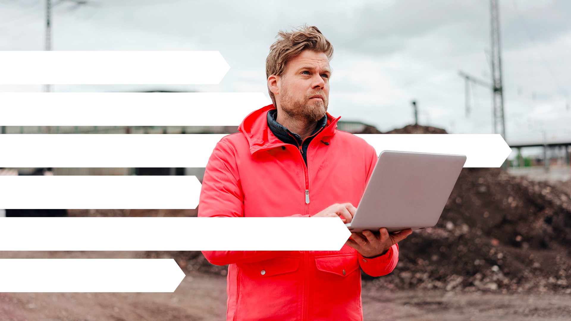 Photo d'un homme utilise un ordinateur portable sur un chantier pour accéder à l'Espace Client afin de louer des outils pour la construction